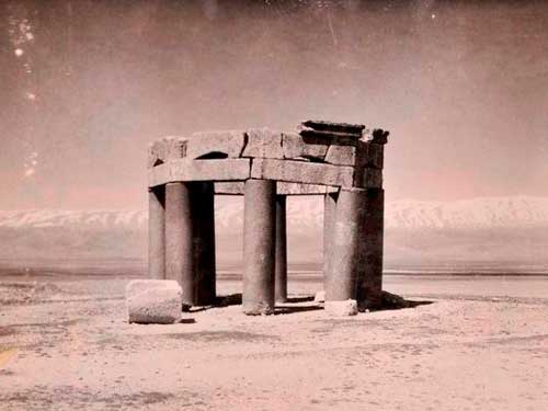 ח'ליל ראאד- בעל בק, קובאט דוריס, שרידי מאוזוליאום (מבנה קבורה) בעל שמונה עמודים  