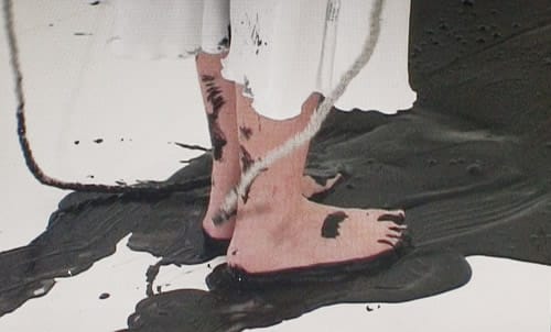 מנאר זועבי - פרט מתוך עבודת הוידאו "בין לבין", 2004