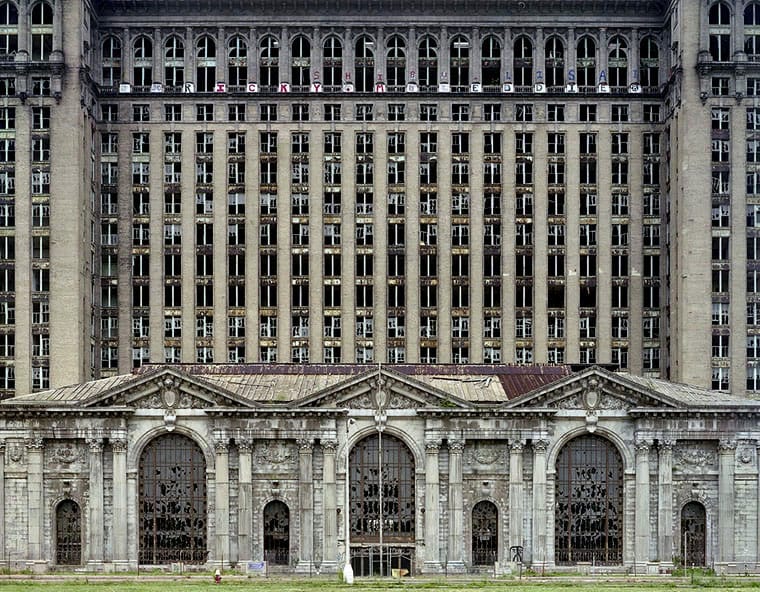 מתוך הספר "Ruins of Detroit" של איב מרשנט ורומיין מפר (Marchand & Meffre)