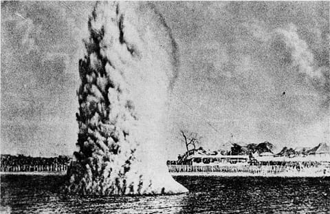 רייג'י אסאקי, פיצוץ טורפדו בנהר הסומידה (1883). תצלום נגטיב על לוח יבש. 