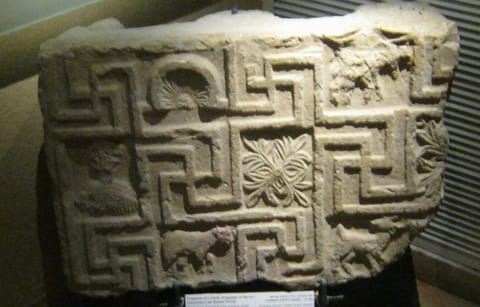 דימוי צלב קרס על קיר בית הכנסת העתיק בברעם (אוסף אוניברסיטת חיפה)