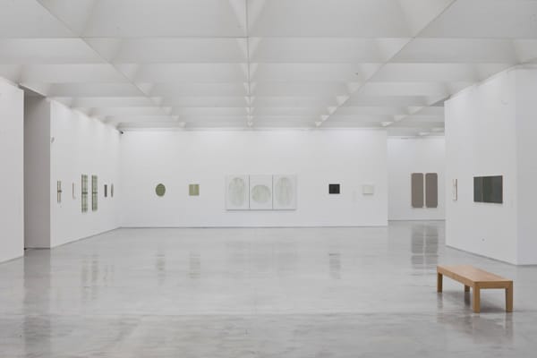 יהושע בורקובסקי - מראה כללי של התערוכה "ירוק ורונזה" במוזיאון ישראל