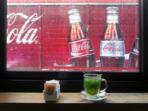 נורית ירדן - פרישמן, תה עם נענע מול משאית קוקה קולה