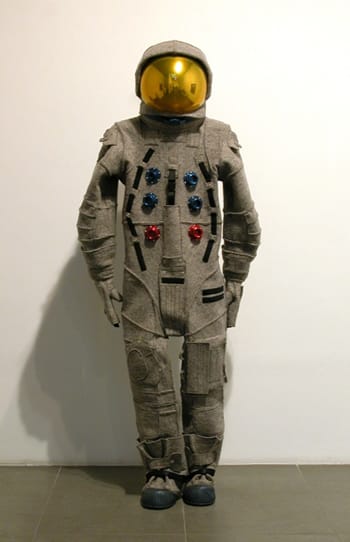 מת'יו דיי ג'קסון, חליפת אפולו עשויה לבד (אחרי בויס), 2008 , פסל  צילום: אדם רייך באדיבות האמן וגלריה אלמין רש, פריז- בריסל
