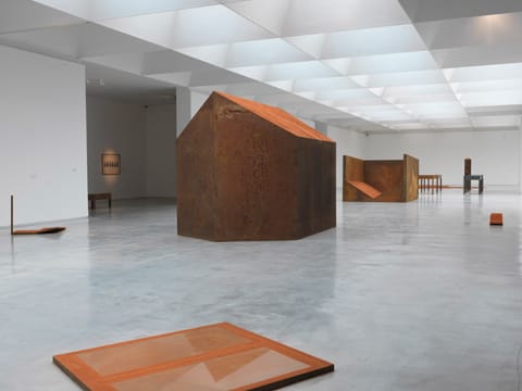 מראה כללי בתערוכה: "שעון חול: עבודתו של מיכה אולמן", מוזיאון ישראל, ירושלים, 2011, אוצר: יגאל צלמונה