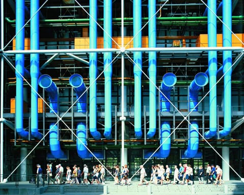 פיאנו + רוגרס מרכז פומפידו, פריז 1971-77 ''חזית הבנין האטומה עם מערכות השרותים בצבעי הזהוי המוסכמים''. צילום: ( A ©) דויד נובל צילום באדיבות רוגרס, סטירק הרבור ושו''ת.