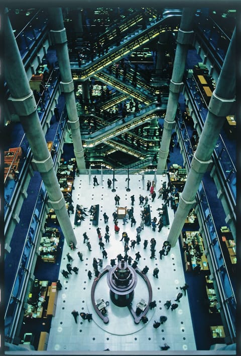 ריצרד רוגרס   ושו''ת בנין ללוידס, לונדון  1978-86 ''מבט למטה לעבר 'חדר החתומים-למטה' ''. צילום: ( A ©) ג'אנט גיל תמונה באדיבות החברה של ג'אנט גיל
