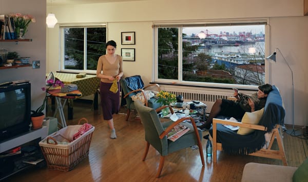 ג'ף וול, "מראה בתוך דירה", 2004-5, תצלום צבע