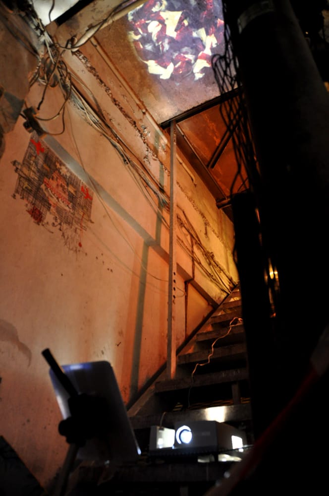 נעה גינזבורג, מיצב מוקרן תלוי מקום מהתערוכה "מלאכת יד", 2012. צילום: מילי כץ