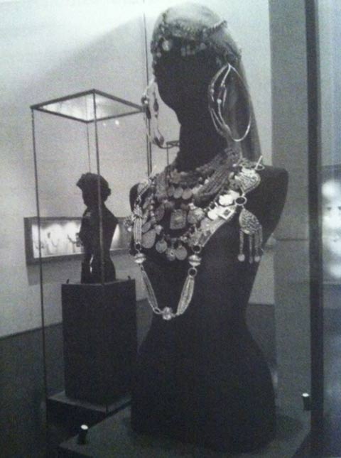 תמונה 3: דמות אישה. תצוגת האגף האתנוגרפי, מוזיאון ישראל בירושלים, 7.11.12. צילום: נועה חזן