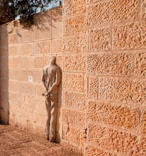 נועה ארד-יאירי, "ובלבה חומה", מתוך פרויקט "מוסללה", שייפתח ב-23.10.14. חומת האבן המקיפה את מוסררה/מורשה מצדה המזרחי משמשת מחסום אקוסטי, אבל בעיקר כגבול הלא-רשמי בין מזרח ירושלים למערבה. התכנון המקורי והאוטופי של אזור קו התפר כלל בזמנו גשרים, פארק, טיילת וכביש שקוע – אבל נגנז והוחלף בכביש רב-נתיבים שלצדו חומה אטומה, מתוך תפיסת עולם שלפיה גדר טובה יוצרת שכנות טובה. אוצר: מתן ישראלי. מציגים: נעה ארד-יאירי, רות ברקאי, זוהר גוטסמן, טליה טוקטלי, דפנה ילון, תמר פייקס, פיטר יעקב מלץ, קטרינה קנאיפ ועוד. לפרטים נוספים: http://muslala.org/.