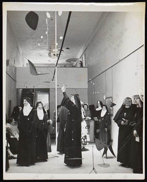 נזירות בוחנות את המוביילים של קלדר בגלריה פרנק פֶּרְלְס , 1953. צילום: אן רוזנר. כל הזכויות שמורות למוזיאון סמית'סוניאן.