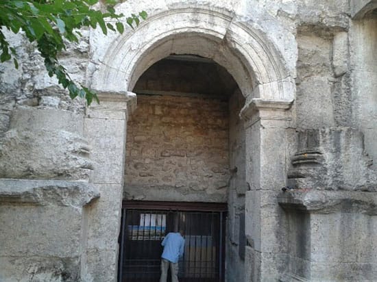 כניסה לכיכר הרומית