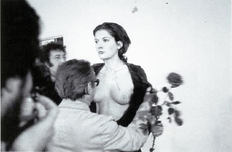 איור 8. ״מקצב 0״, מרינה אברמוביץ', 1975